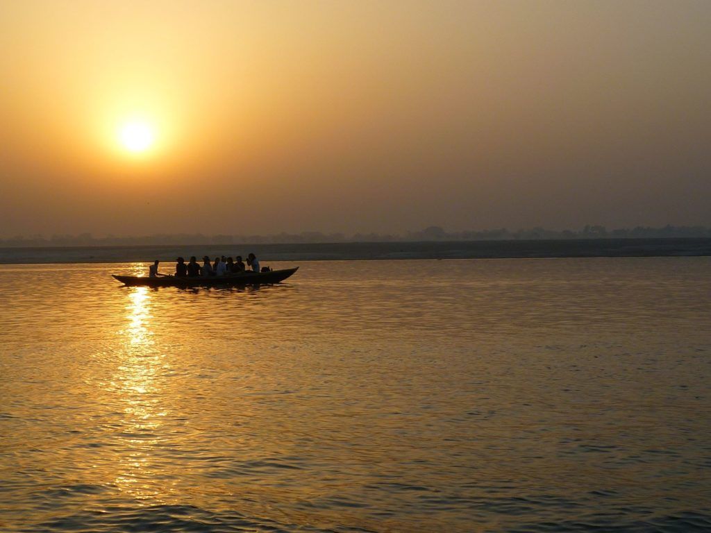 Amanecer en la barca de Varanasi