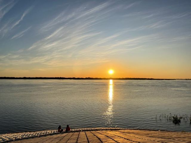 Puesta de sol en la costanera de Pilar